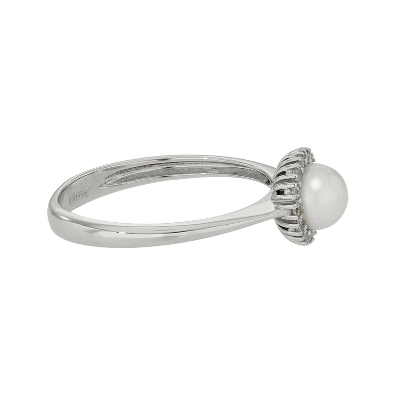 Anillo en oro blanco de 18 Kilates, con perla central de 5 mm de ancho aprox y decoración en zircones