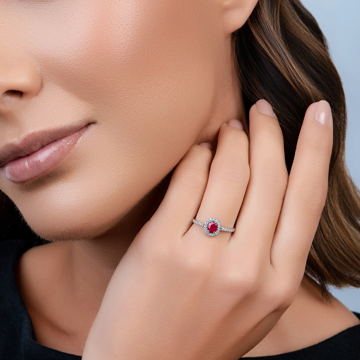 Anillo en oro blanco de 18 Kilates, con rubí central de 0.47 Ct y decoración en diamantes de 0.14 Ct