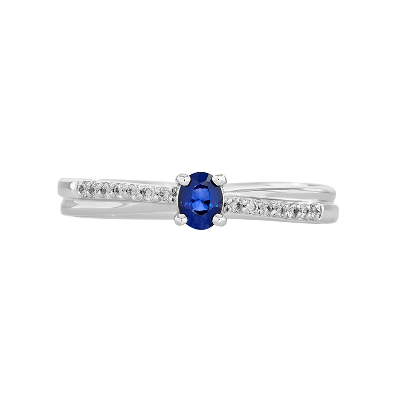 Anillo en oro blanco de 18 Kilates, con zafiro central de 0.23 Ct y decoración en diamantes de 0.08 Ct