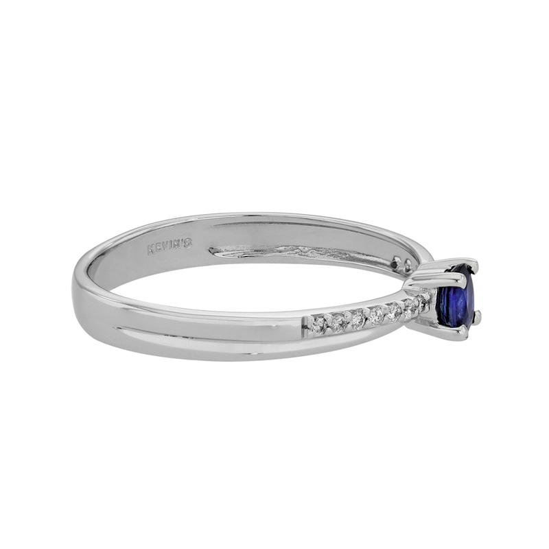 Anillo en oro blanco de 18 Kilates, con zafiro central de 0.23 Ct y decoración en diamantes de 0.08 Ct