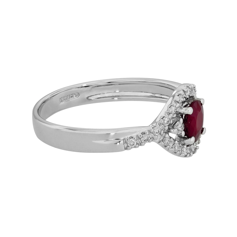 Anillo en oro blanco de 18 Kilates, con rubí central de 0.47 Ct y decoración en diamantes de 0.14 Ct