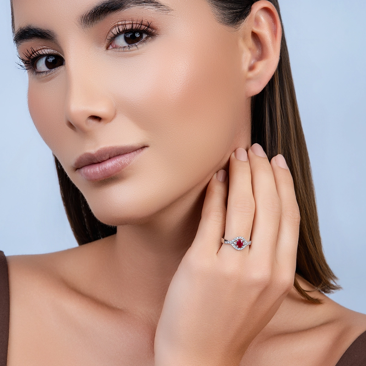 Anillo en oro blanco de 18 Kilates, con rubí central de 0.47 Ct y decoración en diamantes de 0.14 Ct