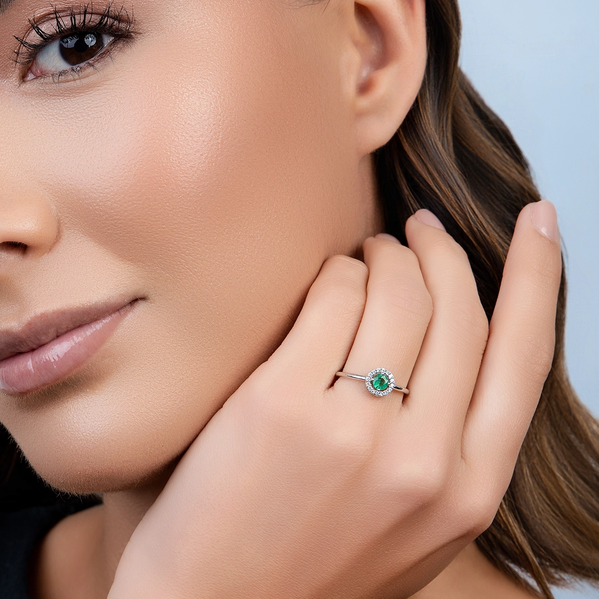 Anillo en oro blanco de 18 Kilates, con esmeralda central de 0.25 Ct y decoración en diamantes de 0.08 Ct