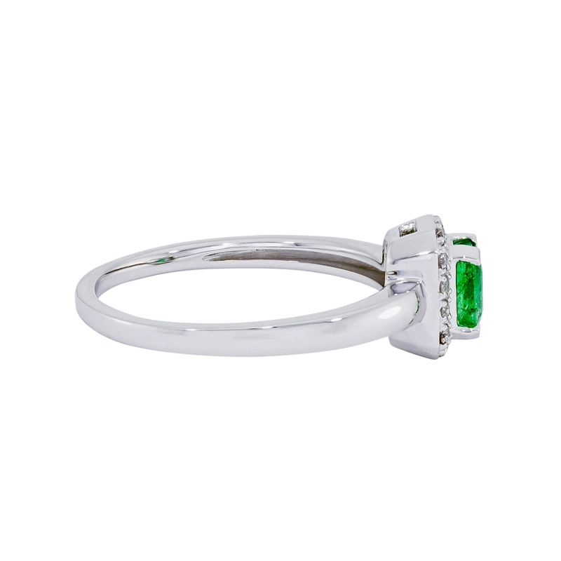 Anillo en oro blanco de 18 Kilates, con esmeralda central de 0.50 Ct y decoración en diamantes de 0.08 Ct