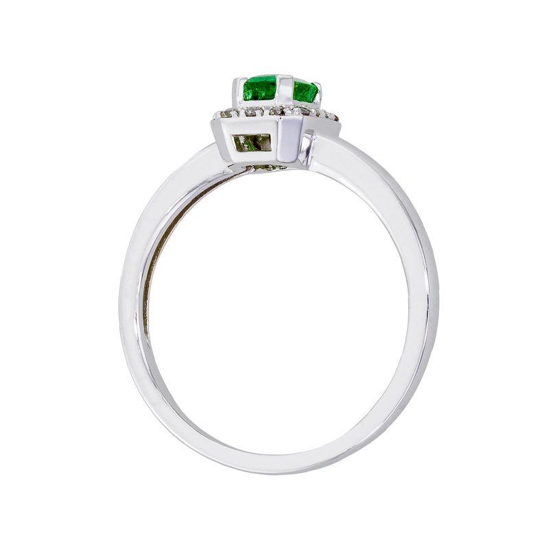 Anillo en oro blanco de 18 Kilates, con esmeralda central de 0.50 Ct y decoración en diamantes de 0.08 Ct