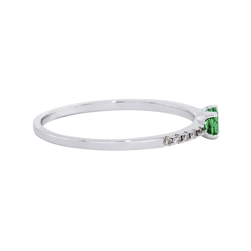 Anillo en oro blanco de 18 Kilates, con esmeralda central de 0.15 Ct y decoración en diamantes de 0.06 Ct
