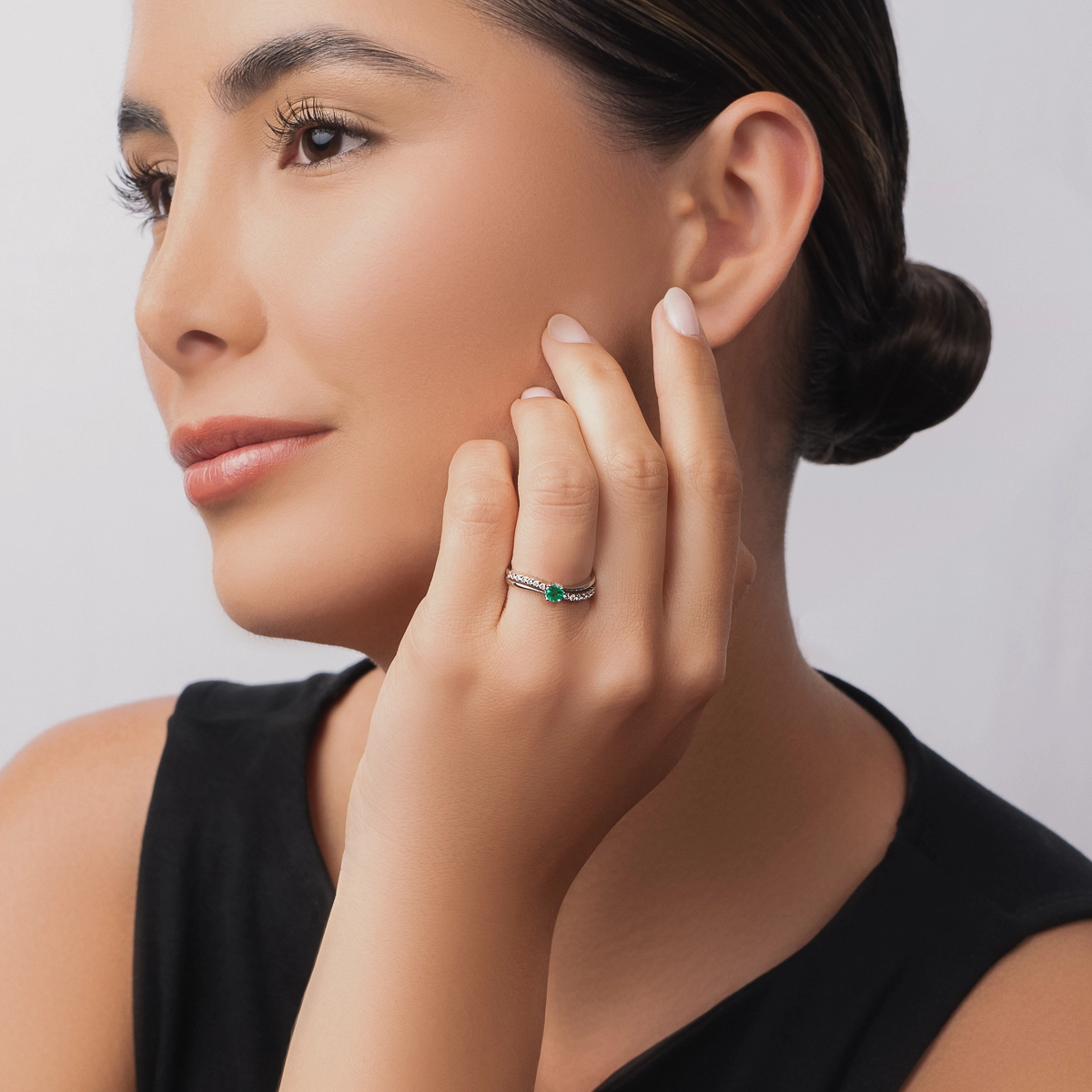 Anillo en oro blanco de 18 Kilates, con esmeralda central de 0.20 Ct y decoración en diamantes de 0.14 Ct