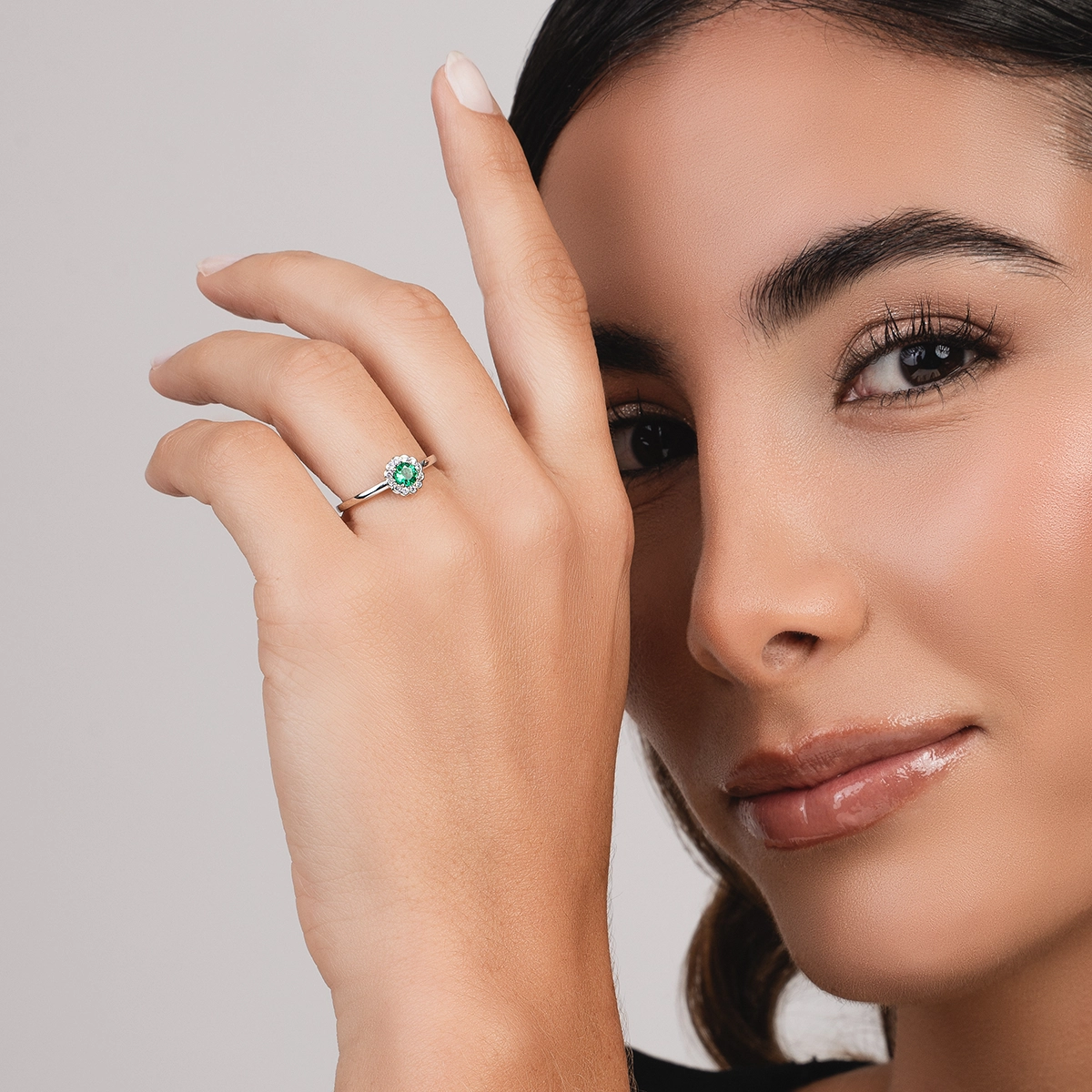 Anillo en oro blanco de 18 Kilates, con esmeralda central de 0.25 Ct y decoración en diamantes de 0.10 Ct