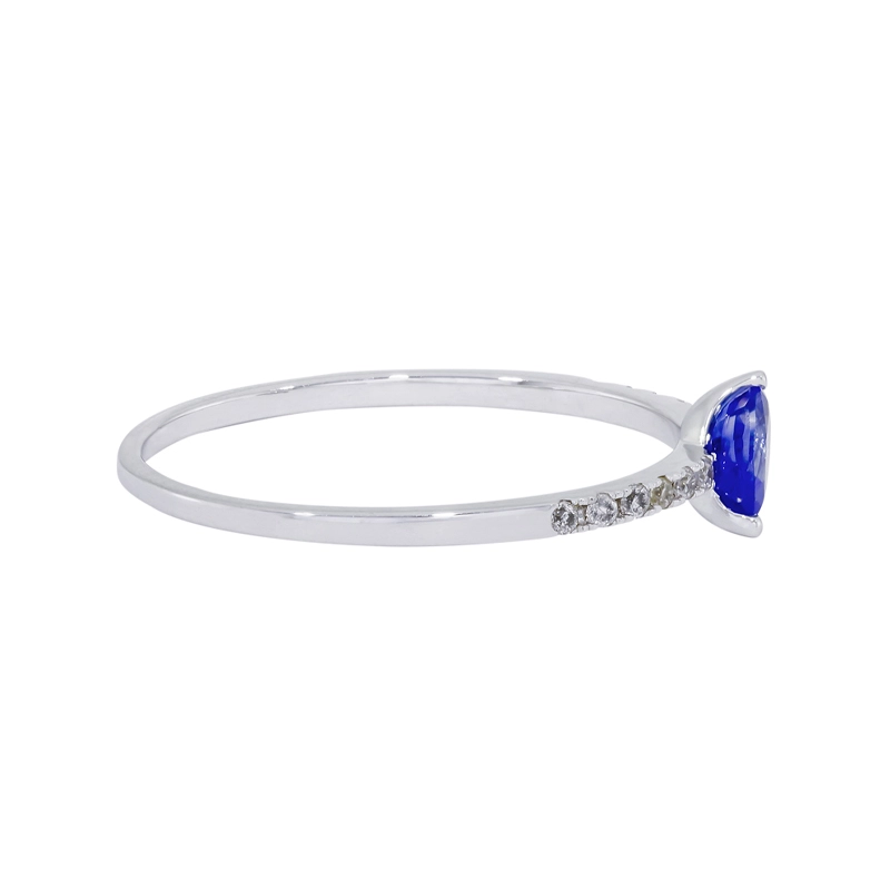 Anillo en oro blanco de 18 Kilates, con zafiro central de 0.25 Ct y decoración en diamantes de 0.06 Ct