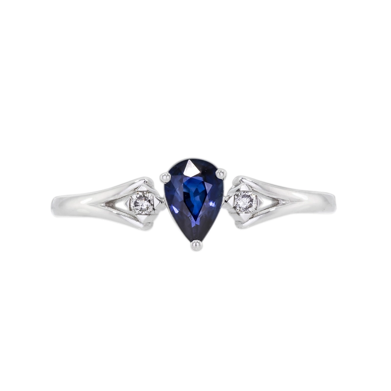 Anillo en oro blanco de 18 Kilates, con zafiro central de 0.50 Ct y decoración en diamantes de 0.05 Ct