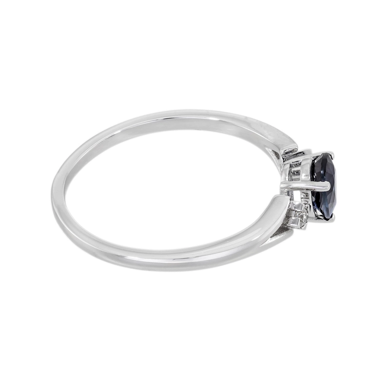 Anillo en oro blanco de 18 Kilates, con zafiro central de 0.50 Ct y decoración en diamantes de 0.05 Ct