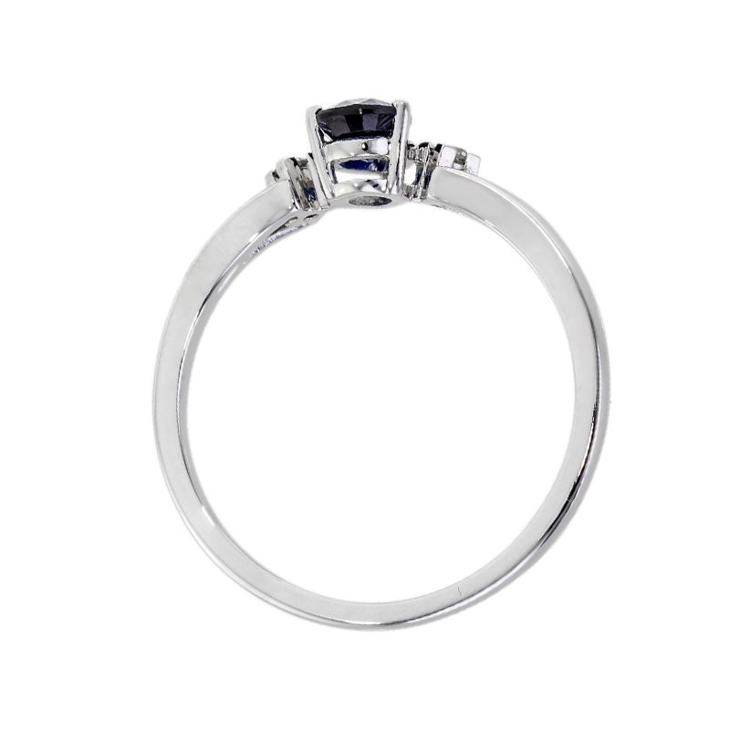 Anillo en oro blanco de 18 Kilates, con zafiro central de 0.50 Ct y decoración en diamantes de 0.05 Ct