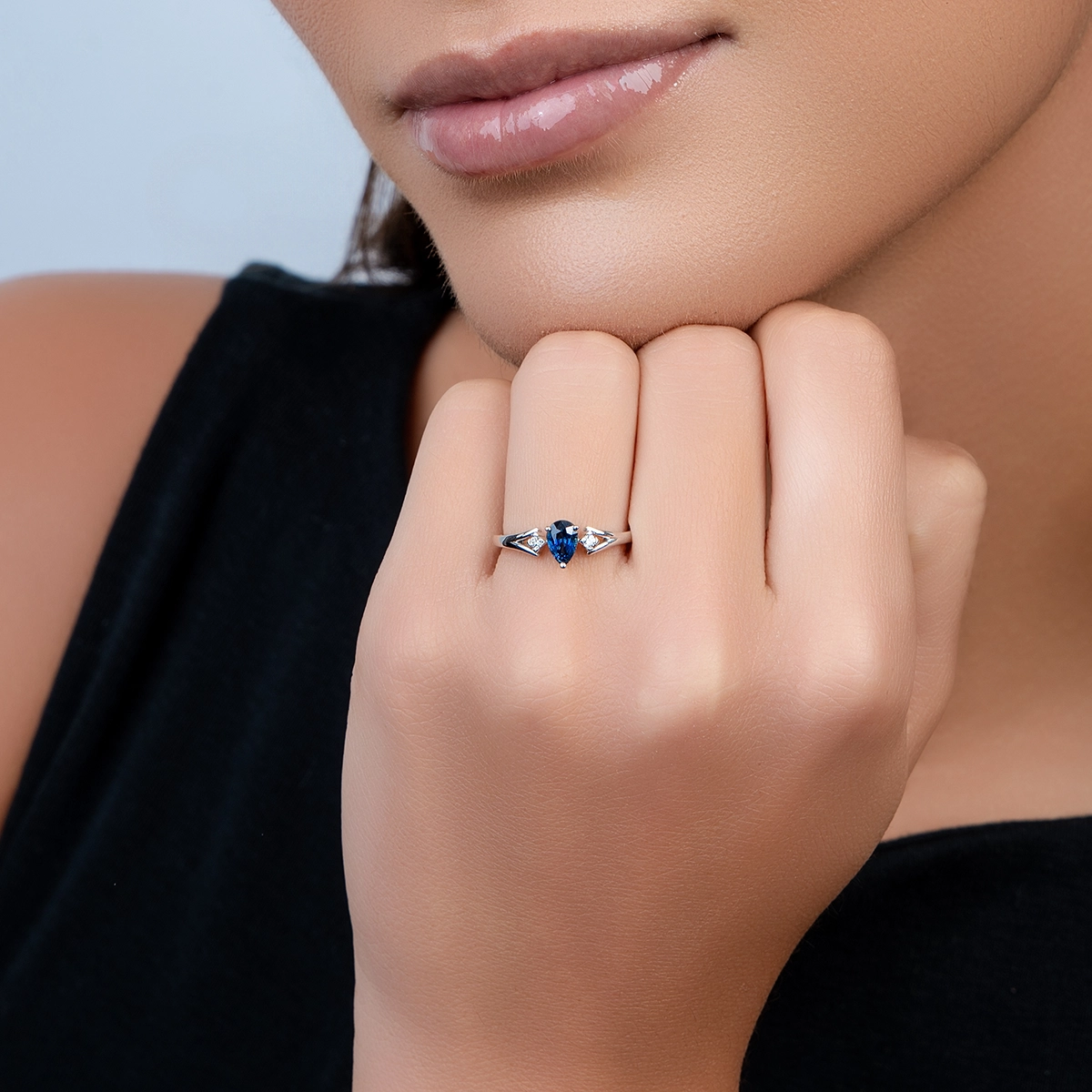 Anillo en oro blanco de 18 Kilates, con zafiro central de 0.50 Ct y decoración en diamantes de 0.05 Ct
