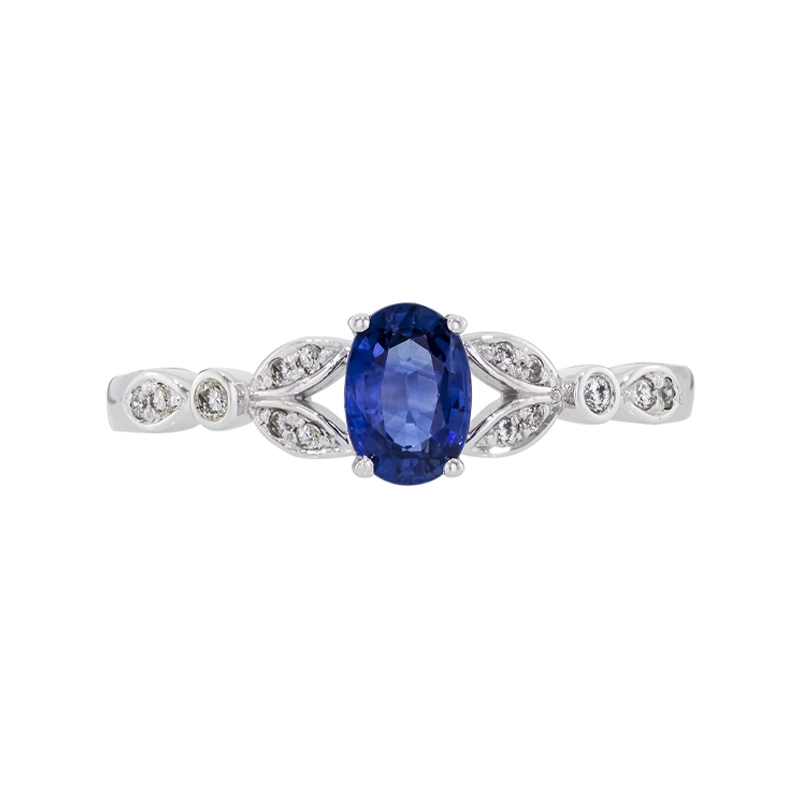 Anillo en oro blanco de 18 Kilates, con zafiro central de 0.50 Ct y decoración en diamantes de 0.07 Ct