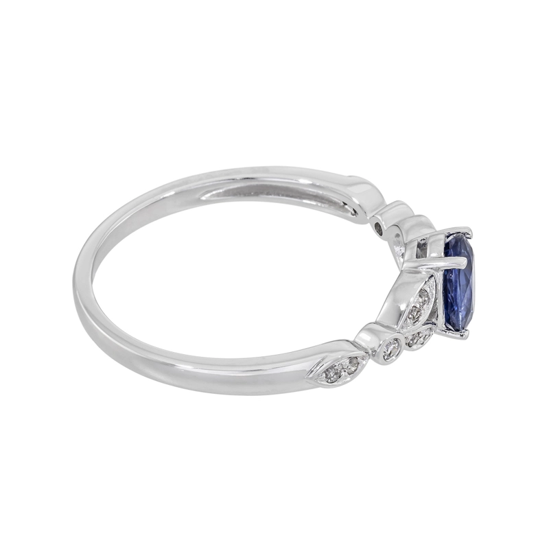 Anillo en oro blanco de 18 Kilates, con zafiro central de 0.50 Ct y decoración en diamantes de 0.07 Ct