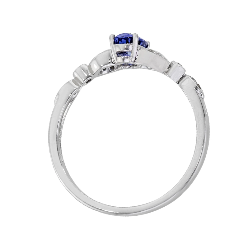 Anillo en oro blanco de 18 Kilates, con zafiro central de 0.50 Ct y decoración en diamantes de 0.07 Ct