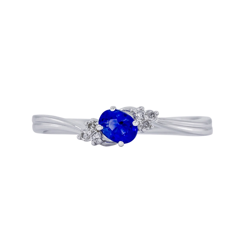 Anillo en oro blanco de 18 Kilates, con zafiro central de 0.22 Ct y decoración en diamantes de 0.03 Ct