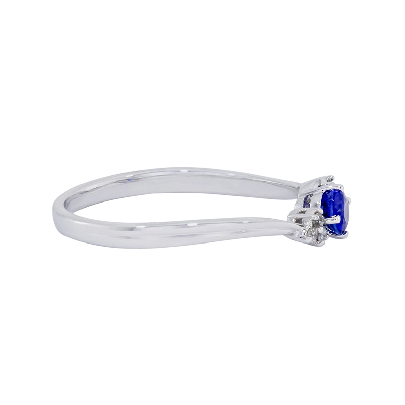 Anillo en oro blanco de 18 Kilates, con zafiro central de 0.22 Ct y decoración en diamantes de 0.03 Ct