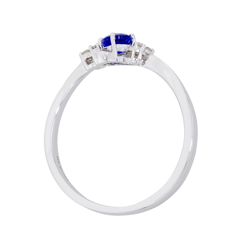 Anillo en oro blanco de 18 Kilates, con zafiro central de 0.22 Ct y decoración en diamantes de 0.03 Ct