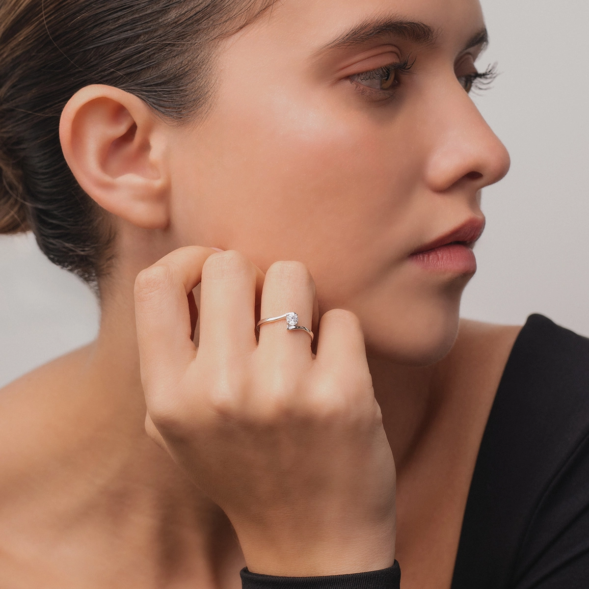 Anillo en oro blanco de 18 Kilates, con zircón central