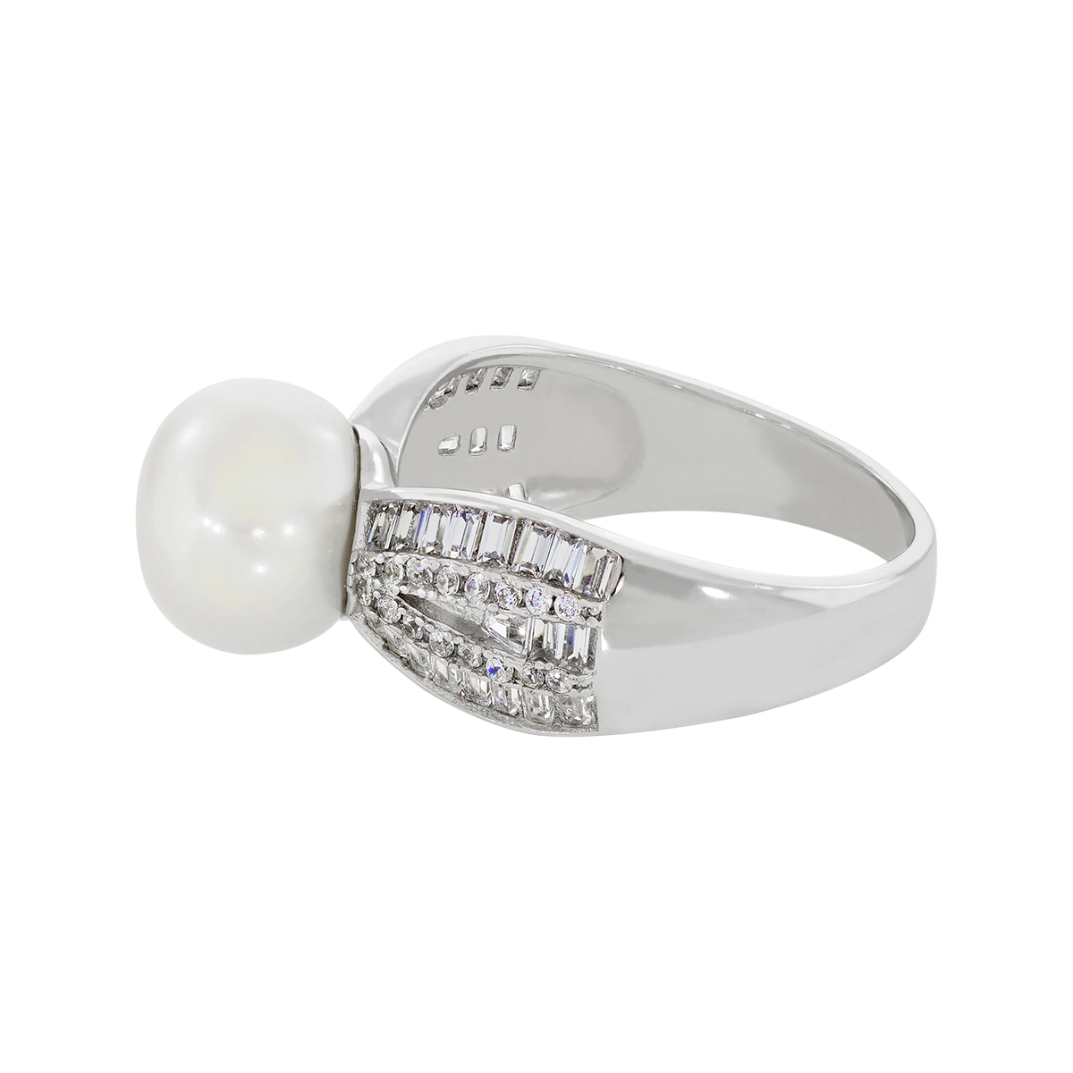 Anillo en plata Ley 925, con perla central de 8 mm de ancho aprox y decoración en zircones, de la coleccion Sueños
