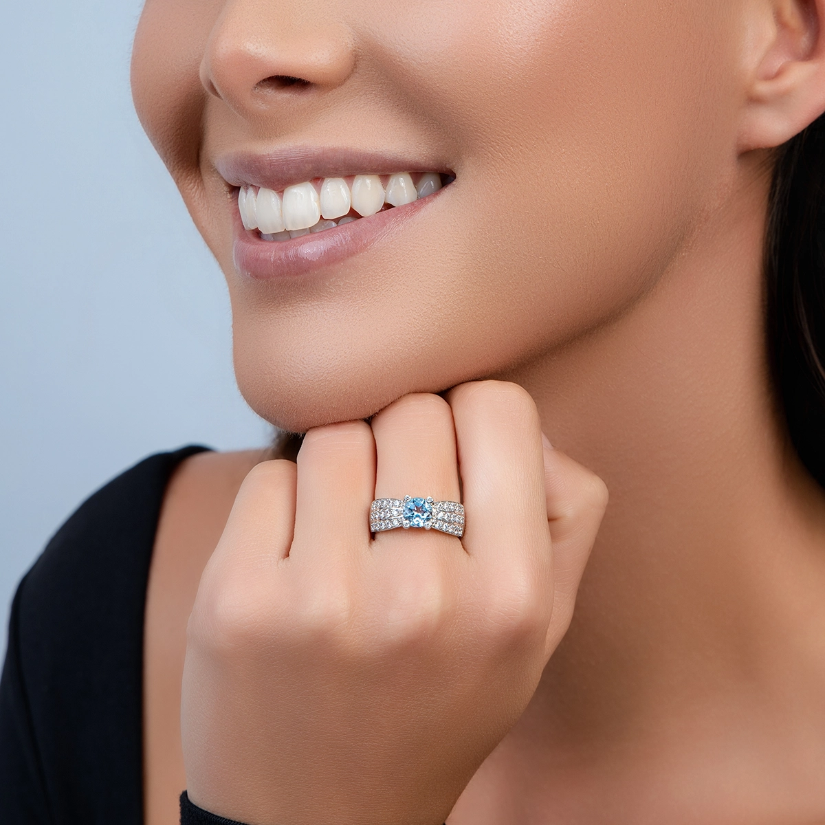 Anillo en plata Ley 925, con zircón col central y decoración en zircones, de la coleccion Sueños