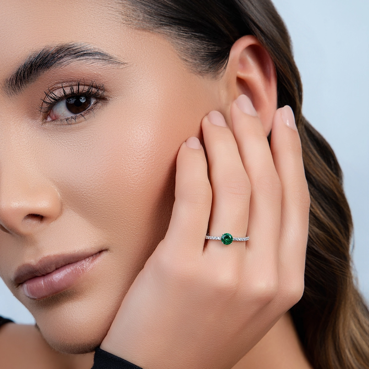 Anillo en plata Ley 925, con zircón col central y decoración en zircones, de la coleccion Sueños