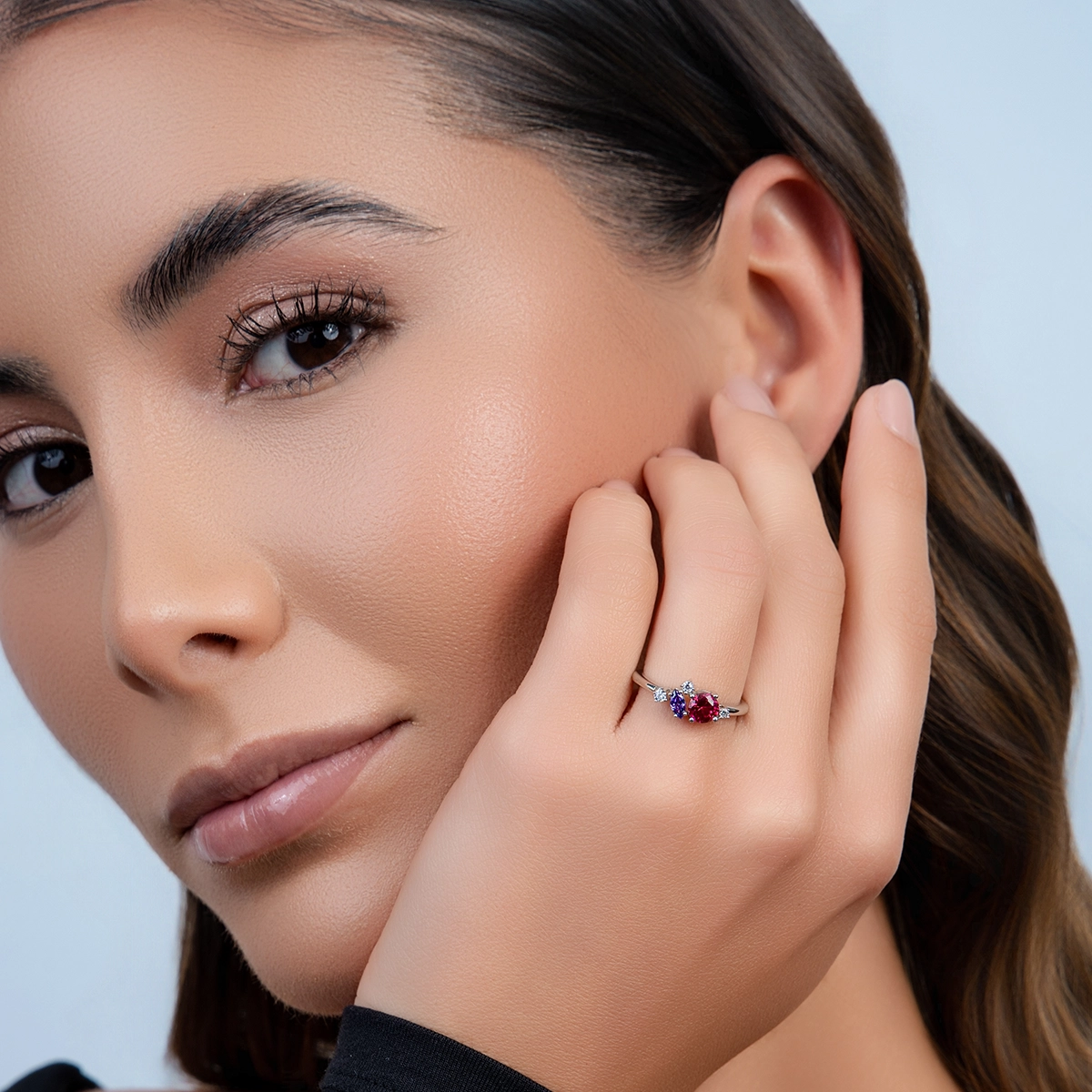 Anillo en plata Ley 925, con zircón col central, decoración en zircón col y zircones, de la coleccion Sueños