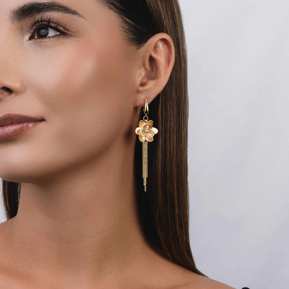 Aretes en oro amarillo de 18 Kilates con visos satinado diamantado, Flores