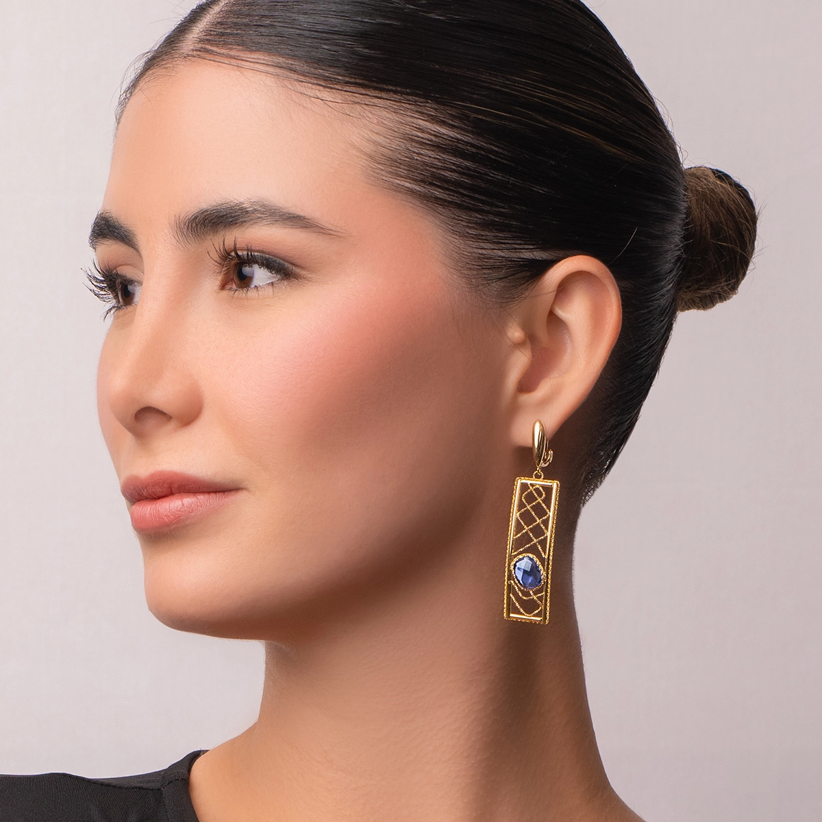 Aretes en oro amarillo de 18 Kilates con visos, Figuras geométricas, con cristales centrales