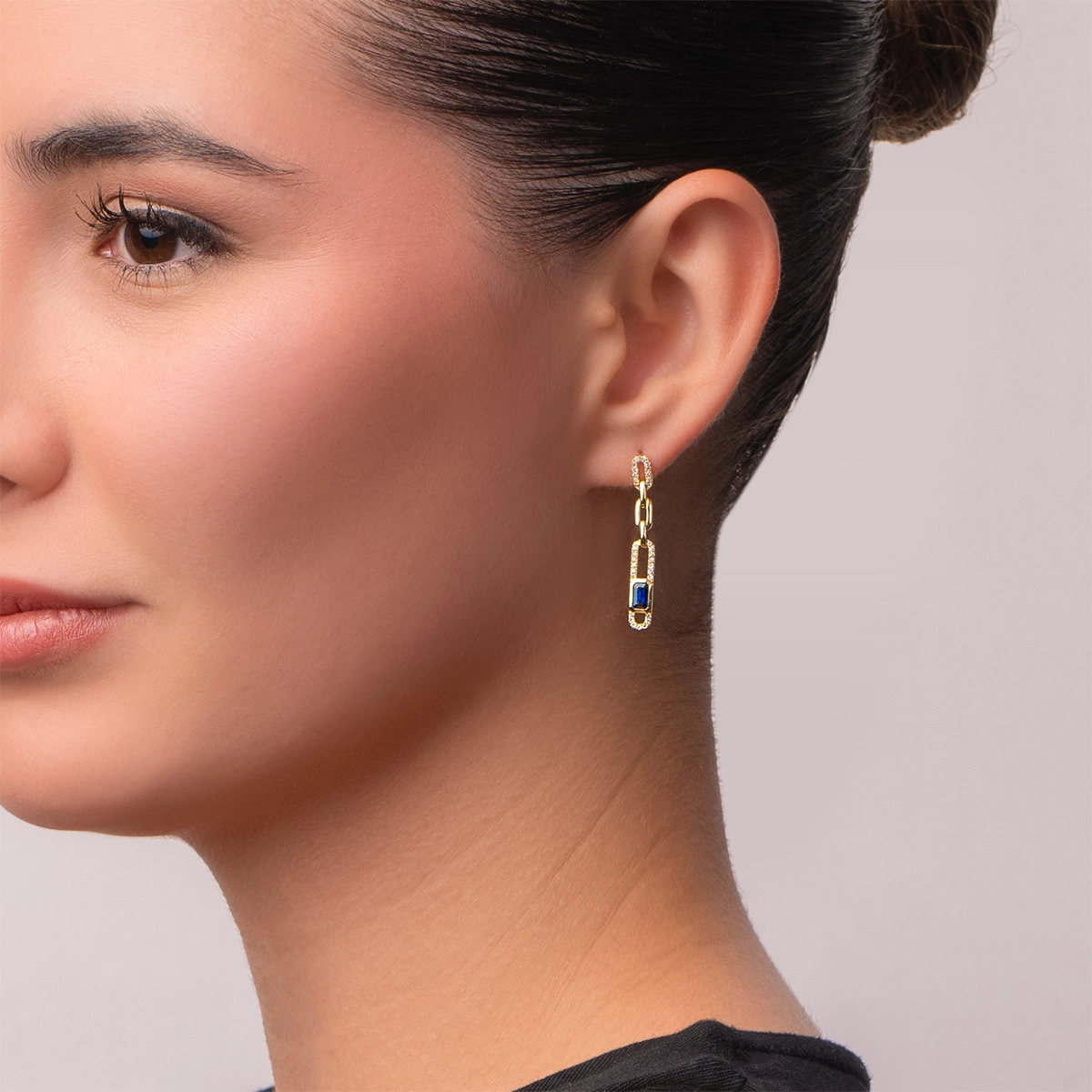 Aretes en oro amarillo de 18 Kilates, Figuras geométricas, con 2 zafiros centrales de 0.65 Ct y decoración en diamantes de 0.23 Ct