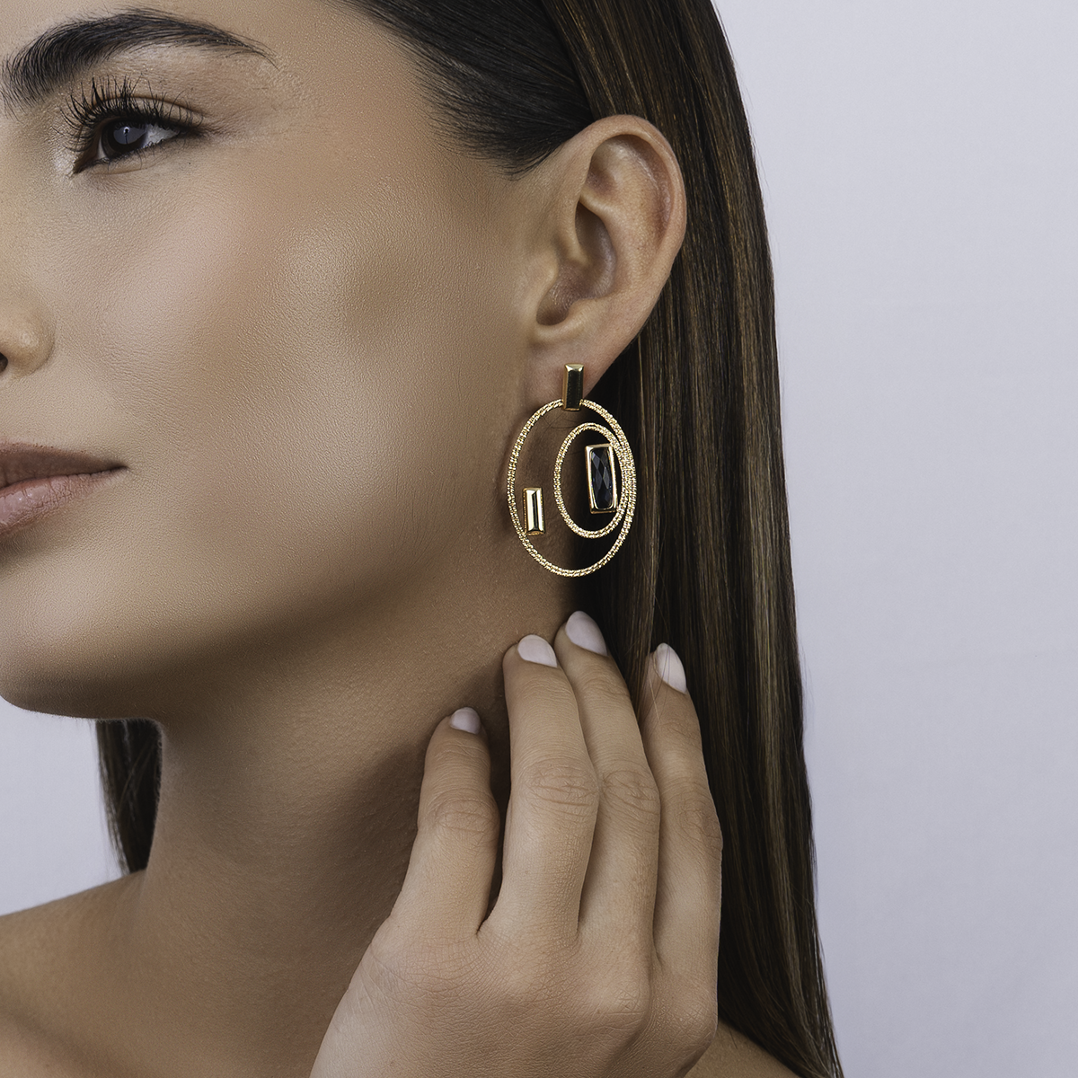 Aretes en oro amarillo de 18 Kilates con visos, Figuras geométricas, con 2 zircones centrales