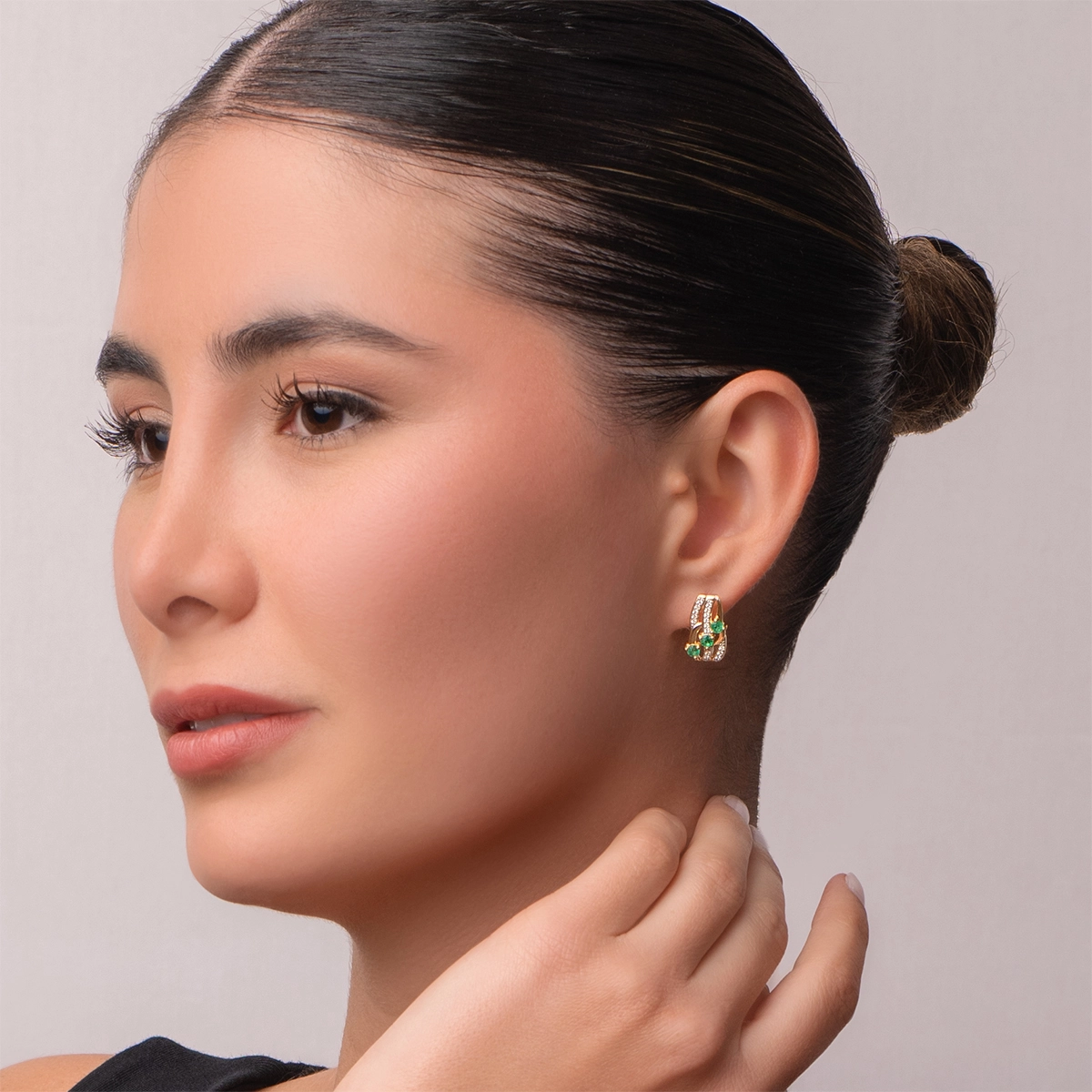 Aretes en oro amarillo de 18 Kilates, Franjas, con 6 esmeraldas centrales de 0.75 Ct y decoración en diamantes de 0.16 Ct