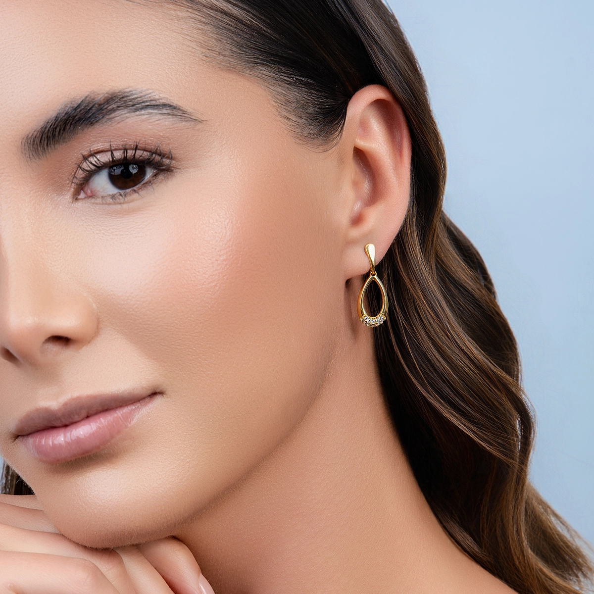 Aretes en oro amarillo de 18 Kilates, Lágrima, con zircones