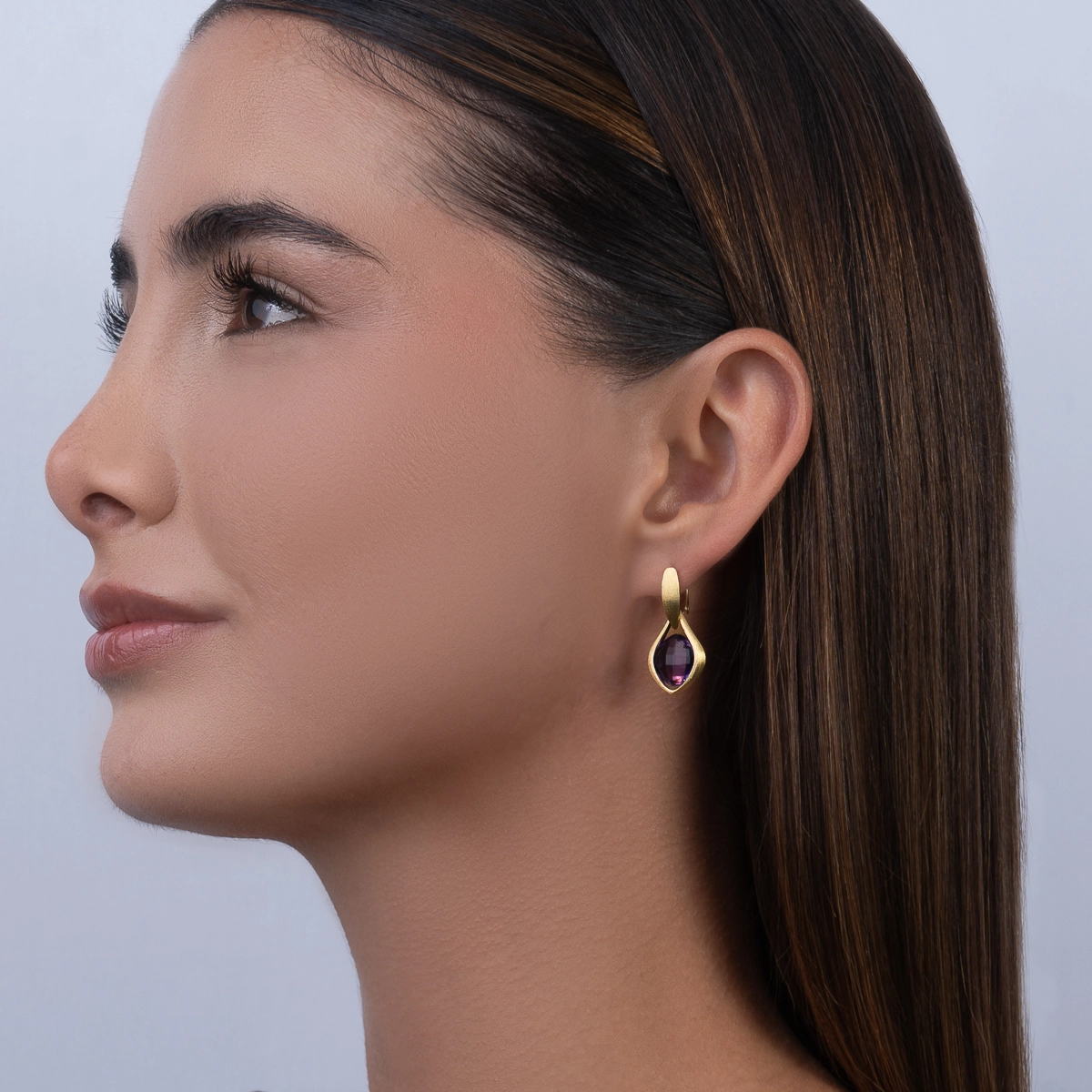 Aretes en oro amarillo de 18 Kilates satinado, Lágrima, con 2 amatistas centrales