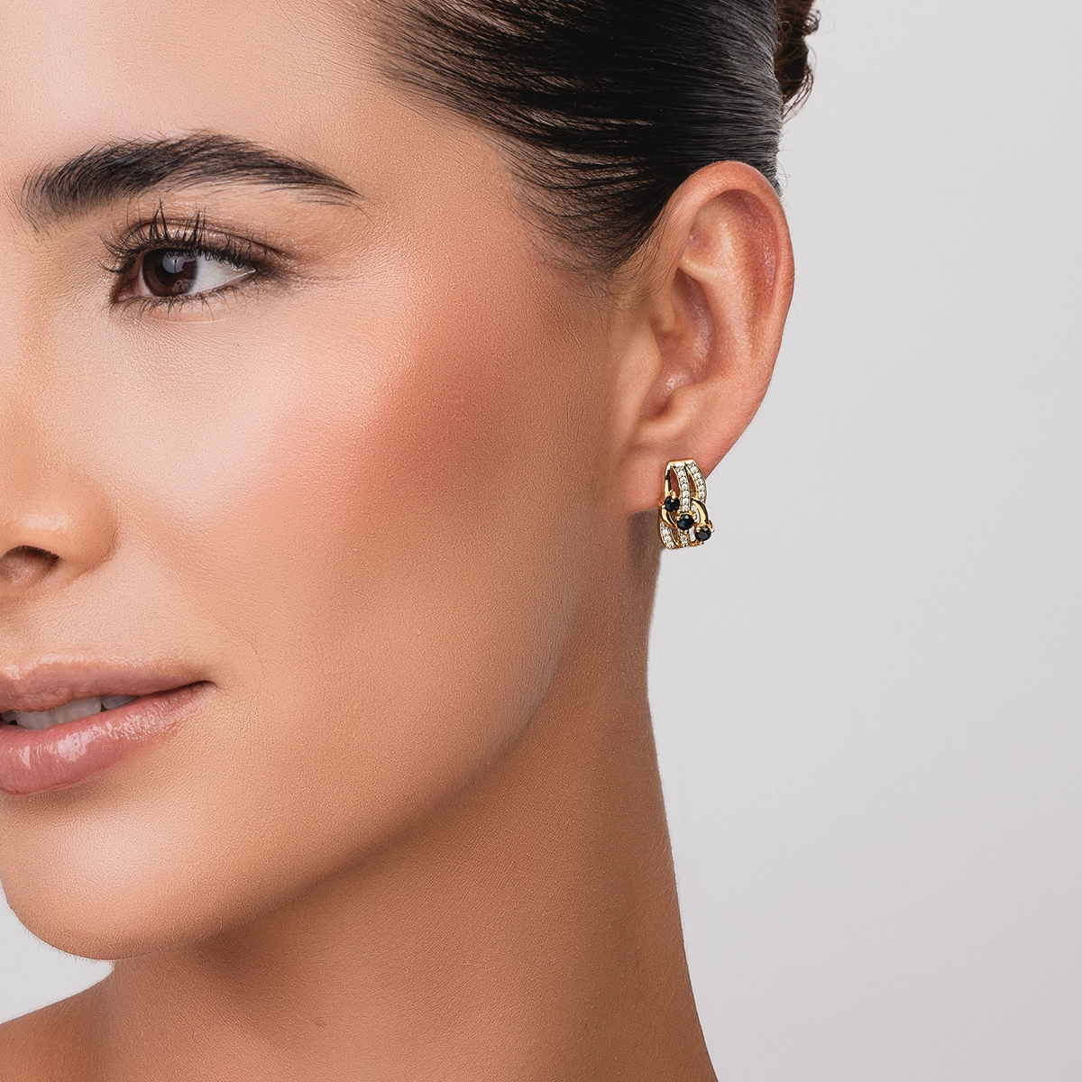 Aretes en oro amarillo de 18 Kilates, Franjas, con 6 zafiros centrales de 0.75 Ct y decoración en diamantes de 0.16 Ct