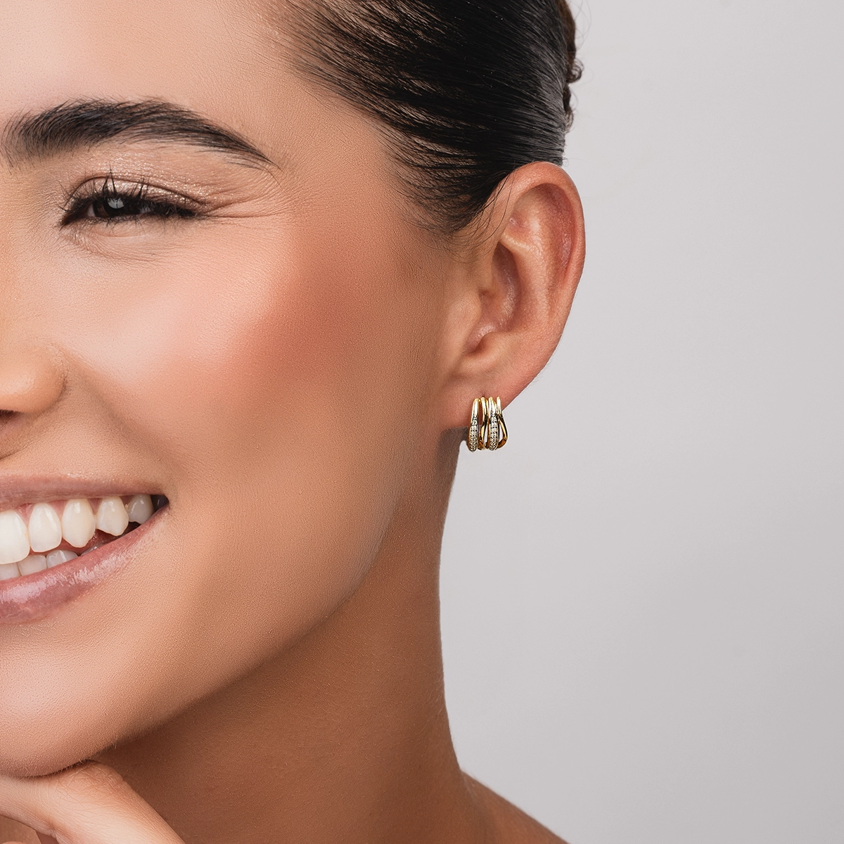 Aretes en oro amarillo de 18 Kilates, Franjas, con diamantes de 0.16 Ct