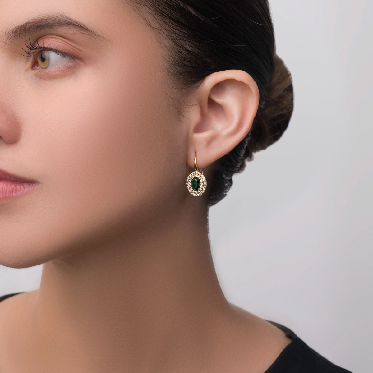 Aretes en oro amarillo de 18 Kilates, Uñas+decoración, con 2 zircones centrales y decoración en zircones