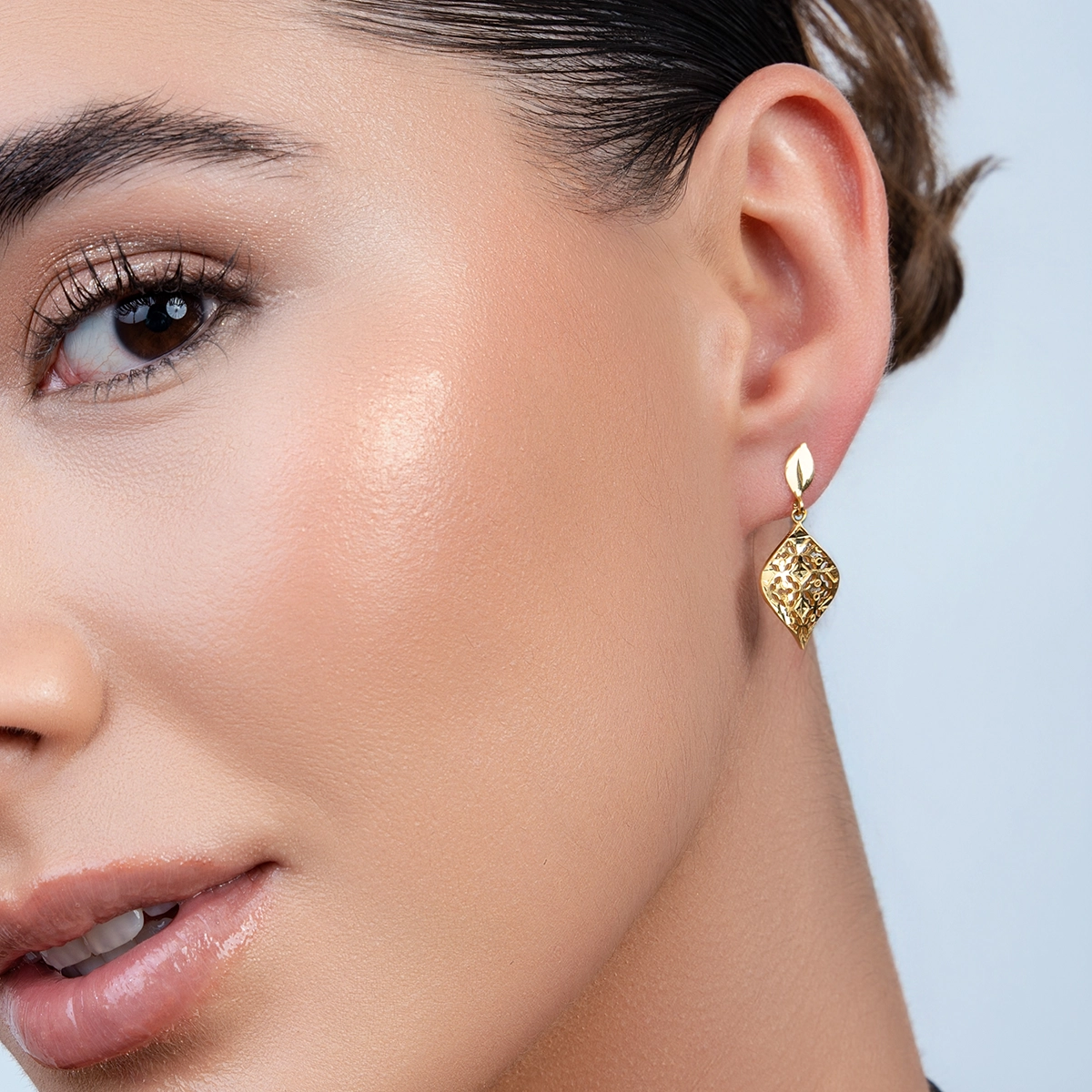 Aretes en oro amarillo de 18 Kilates con visos satinado, Hoja