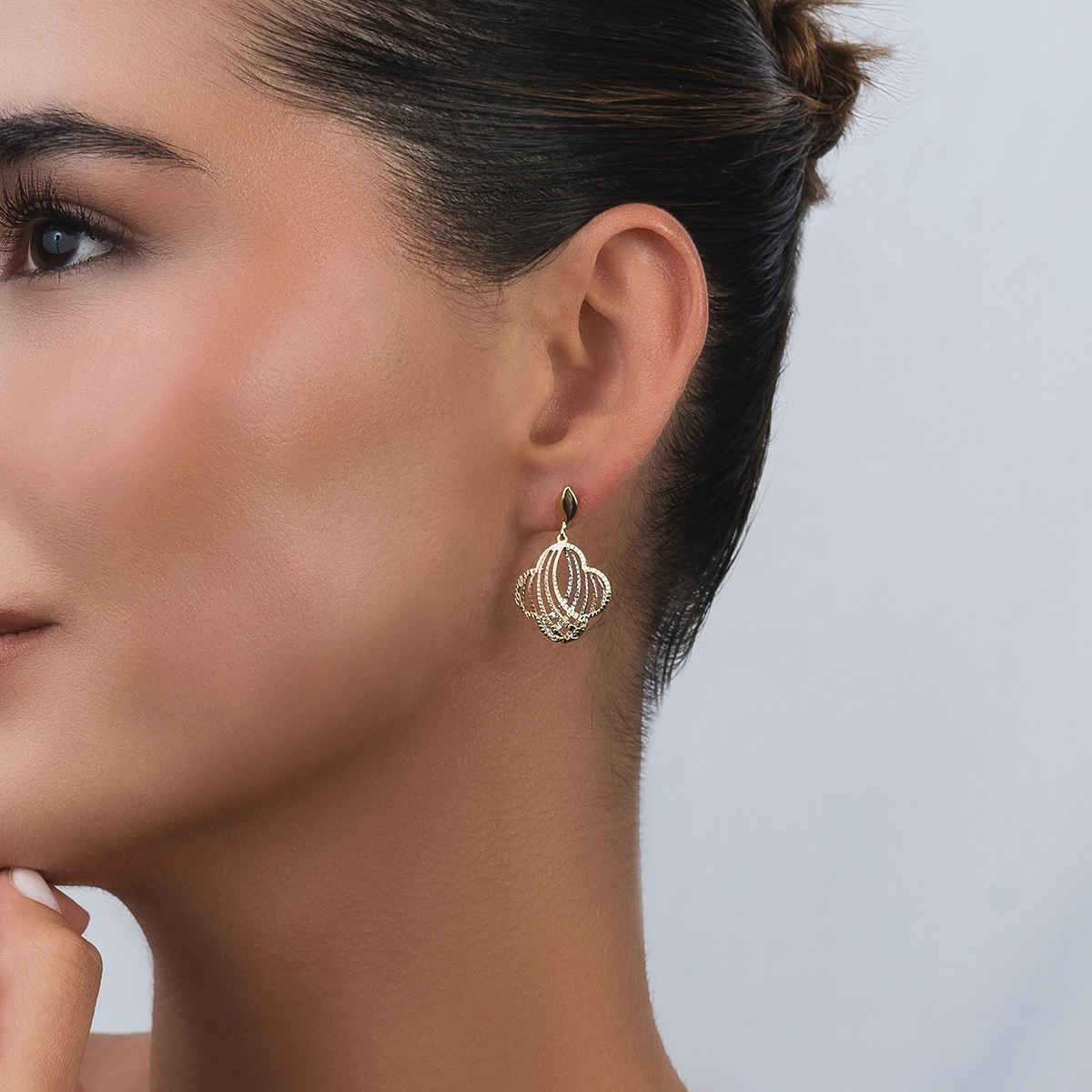 Aretes en oro amarillo de 18 Kilates con visos, Flores