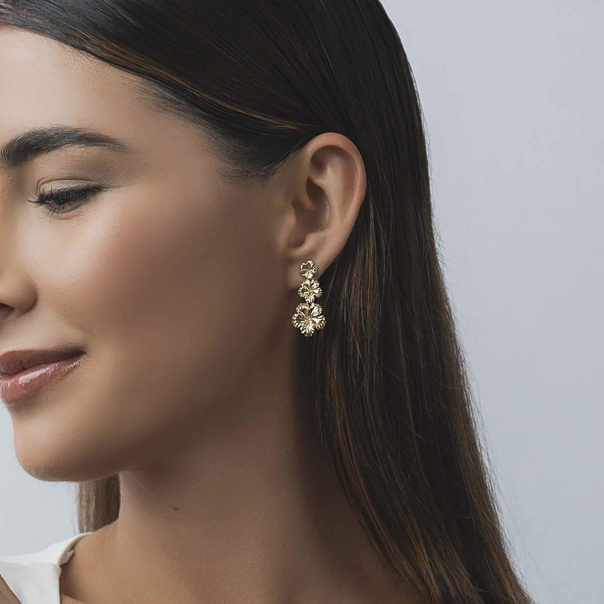 Aretes en oro amarillo de 18 Kilates con visos, Flores