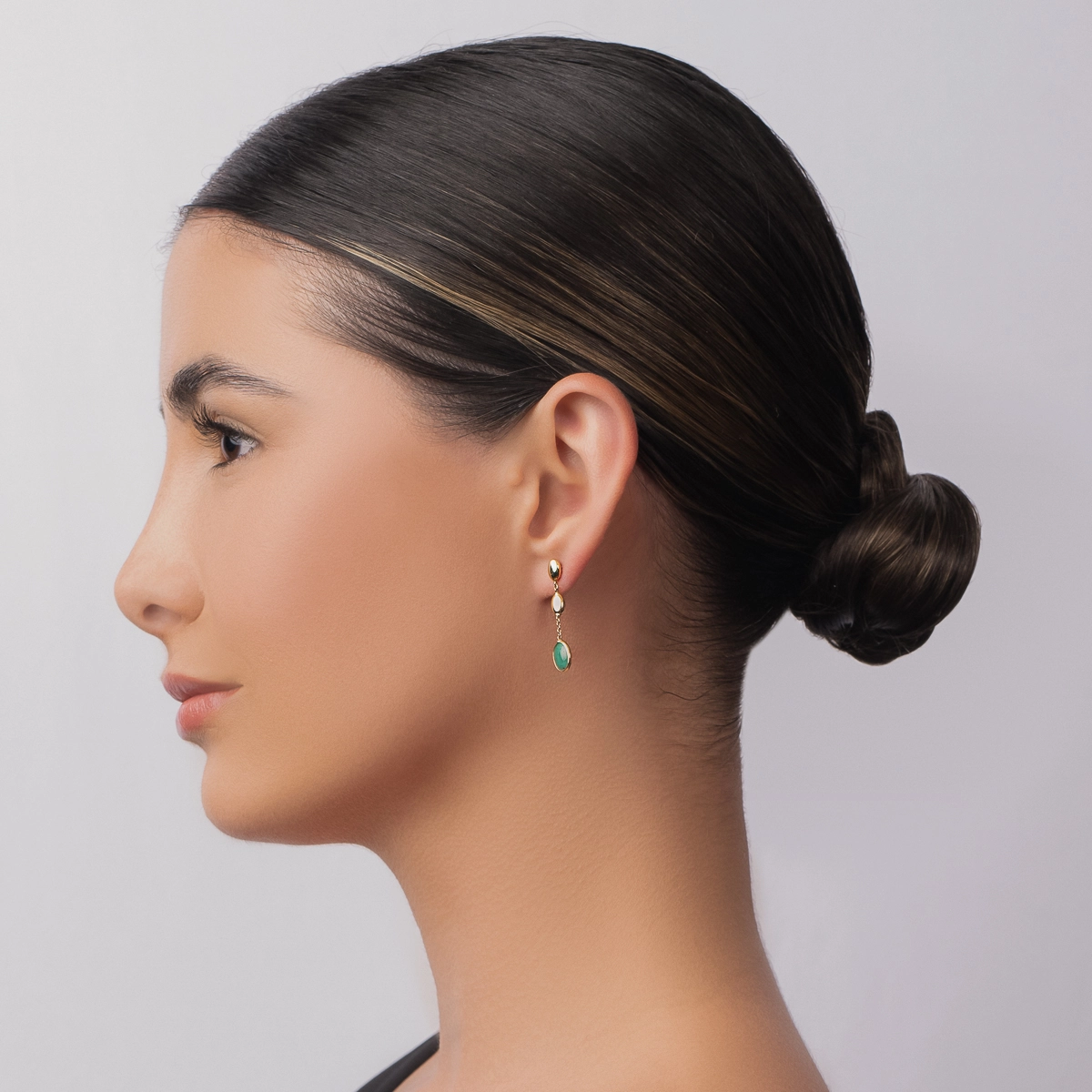 Aretes en oro amarillo de 18 Kilates, Figuras geométricas, con 2 esmeraldas centrales