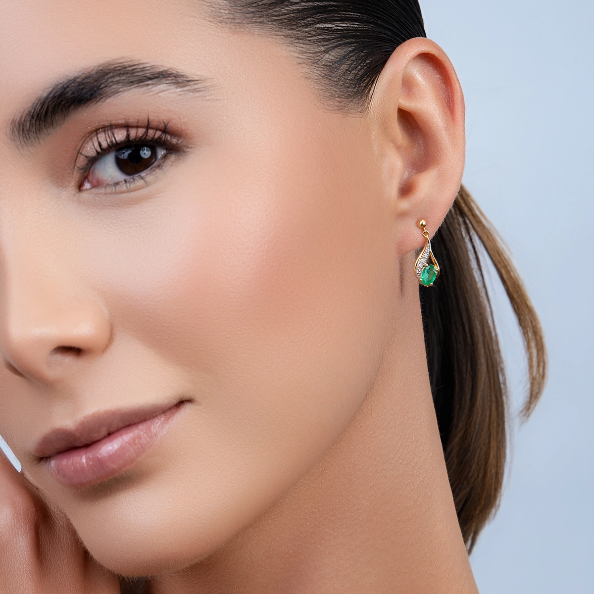 Aretes en oro amarillo de 18 Kilates, Lágrima, con esmeralda central de 0.80 Ct y decoración en diamantes de 0.05 Ct