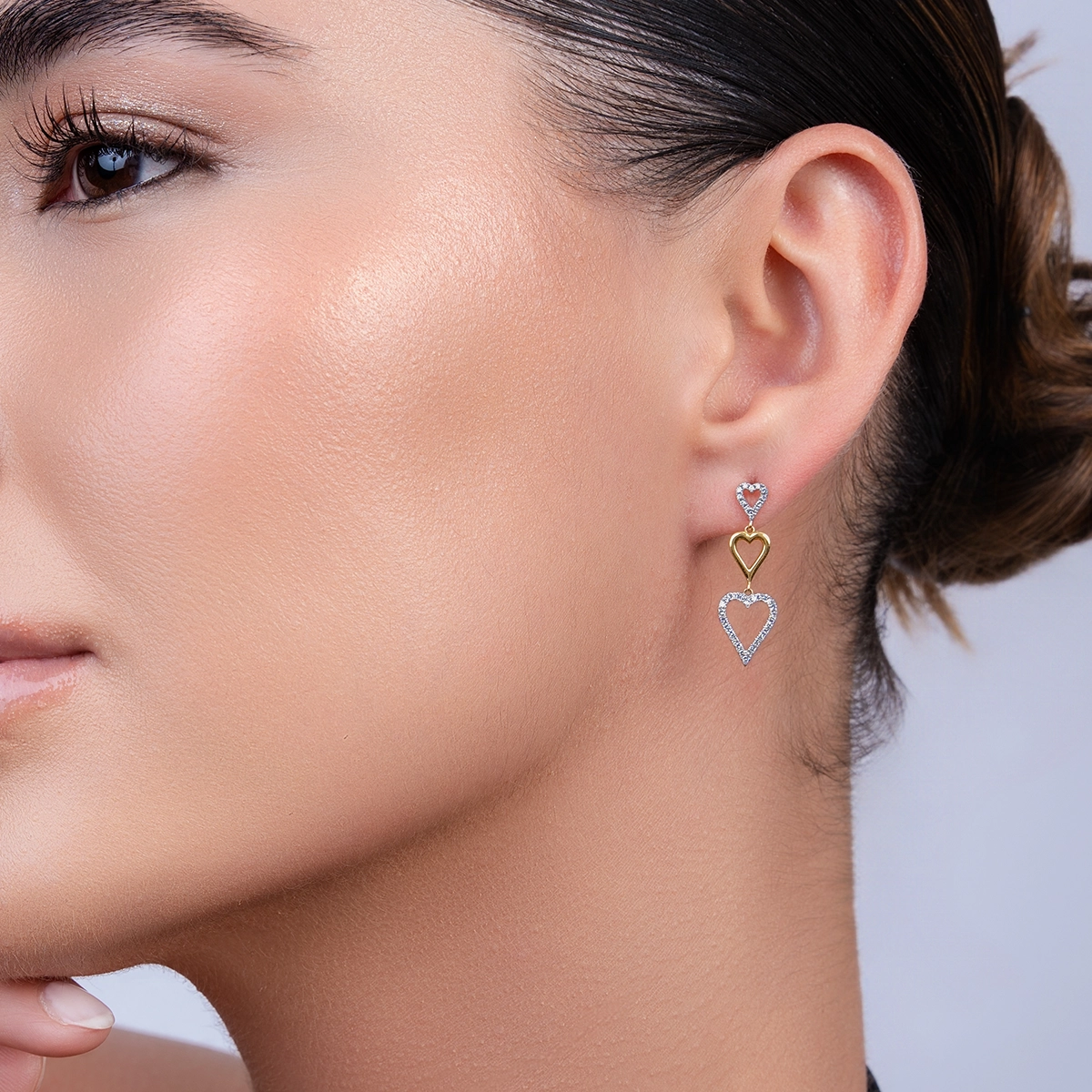 Aretes de corazones en oro amarillo de 18 Kilates con diamantes de 0.24 Ct