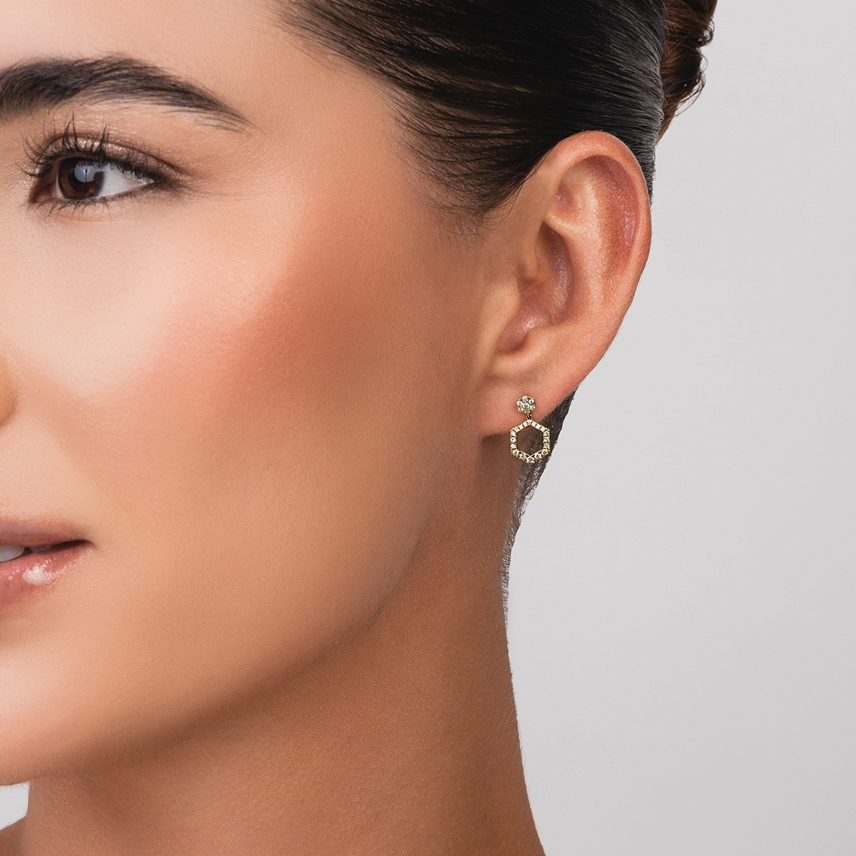 Aretes en oro amarillo de 18 Kilates, Figuras geométricas, con diamantes de 0.26 Ct