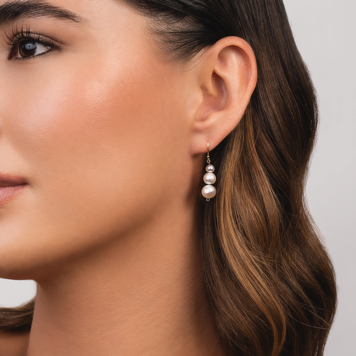 Aretes en oro amarillo de 18 Kilates, Tiras, con perlas centrales de 4 mm de ancho aprox