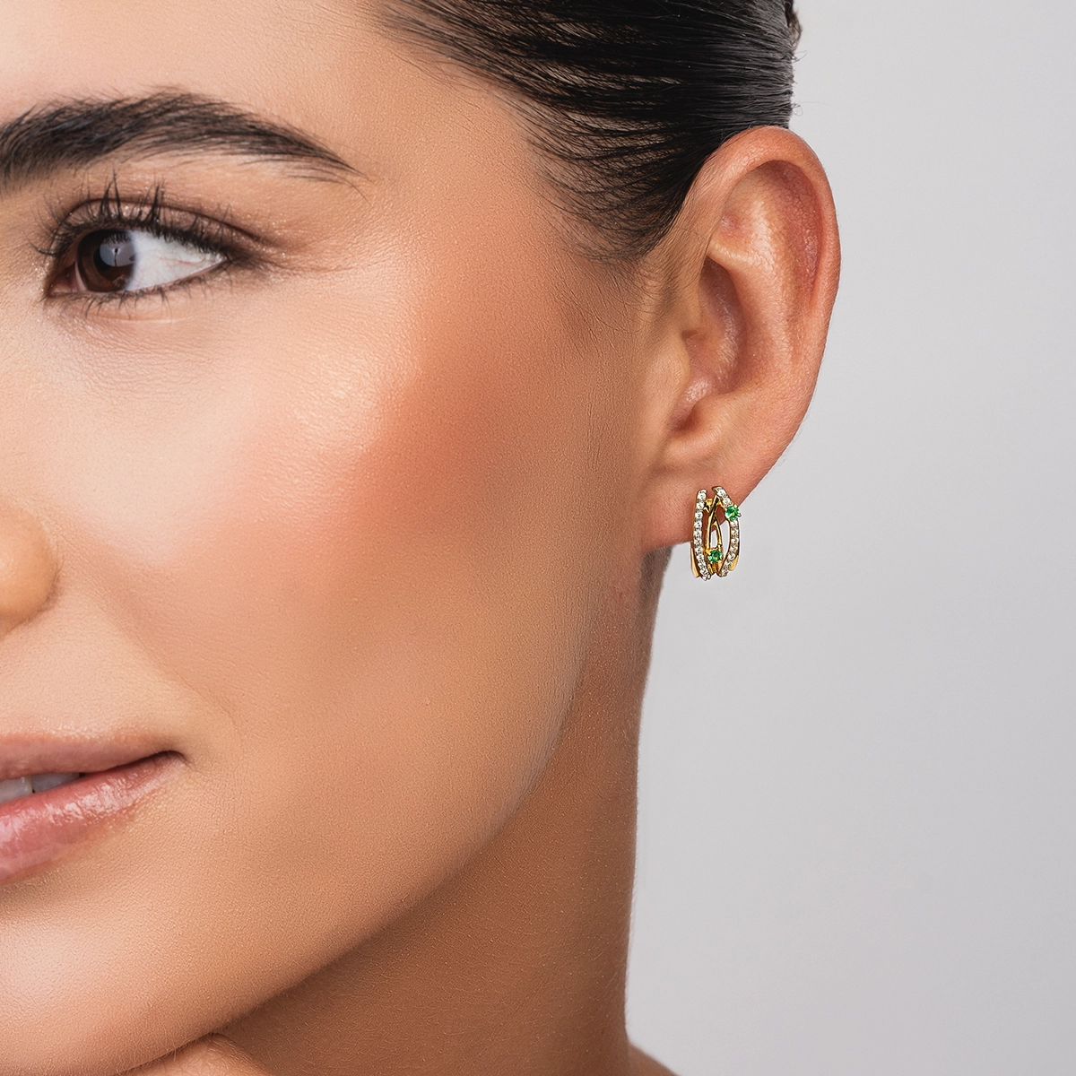 Aretes en oro amarillo de 18 Kilates, Franjas, con 4 esmeraldas centrales de 0.15 Ct y decoración en diamantes de 0.20 Ct