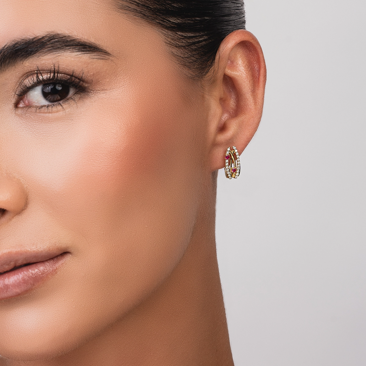 Aretes en oro amarillo de 18 Kilates, Franjas, con 4 rubís centrales de 0.05 Ct y decoración en diamantes de 0.20 Ct