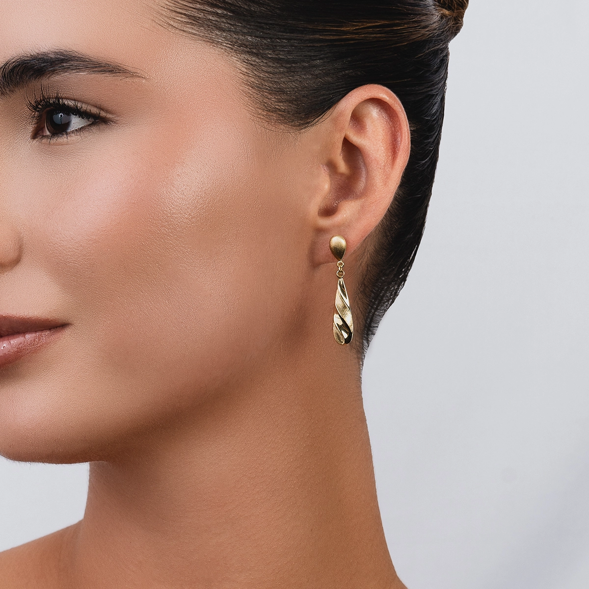 Aretes en oro amarillo de 18 Kilates satinado, Lágrima