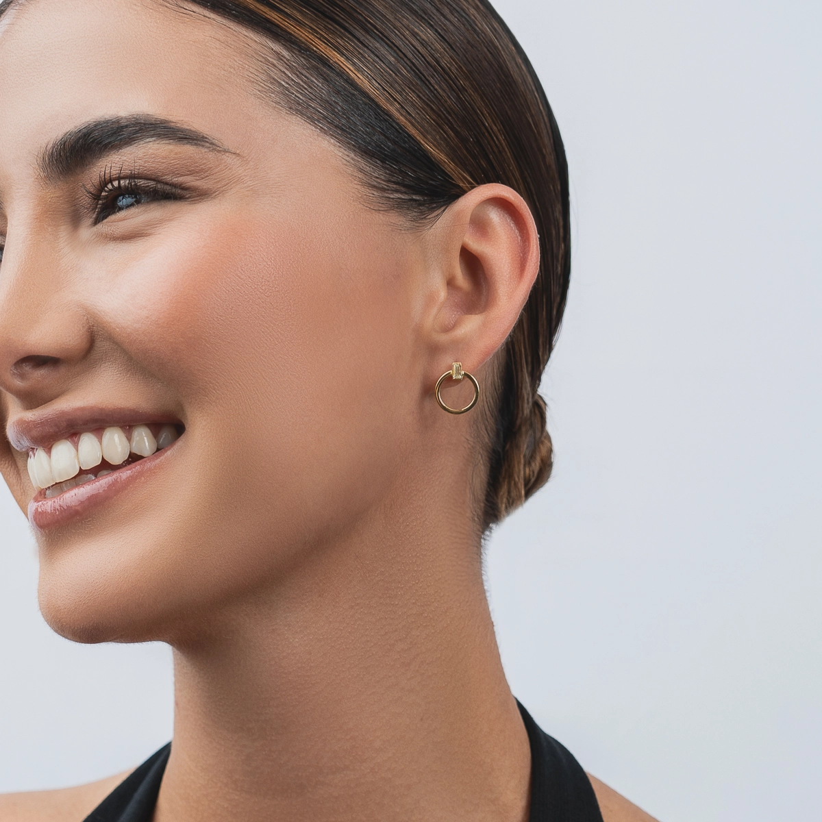 Aretes en oro amarillo de 18 Kilates, Figuras geométricas, con zircón central